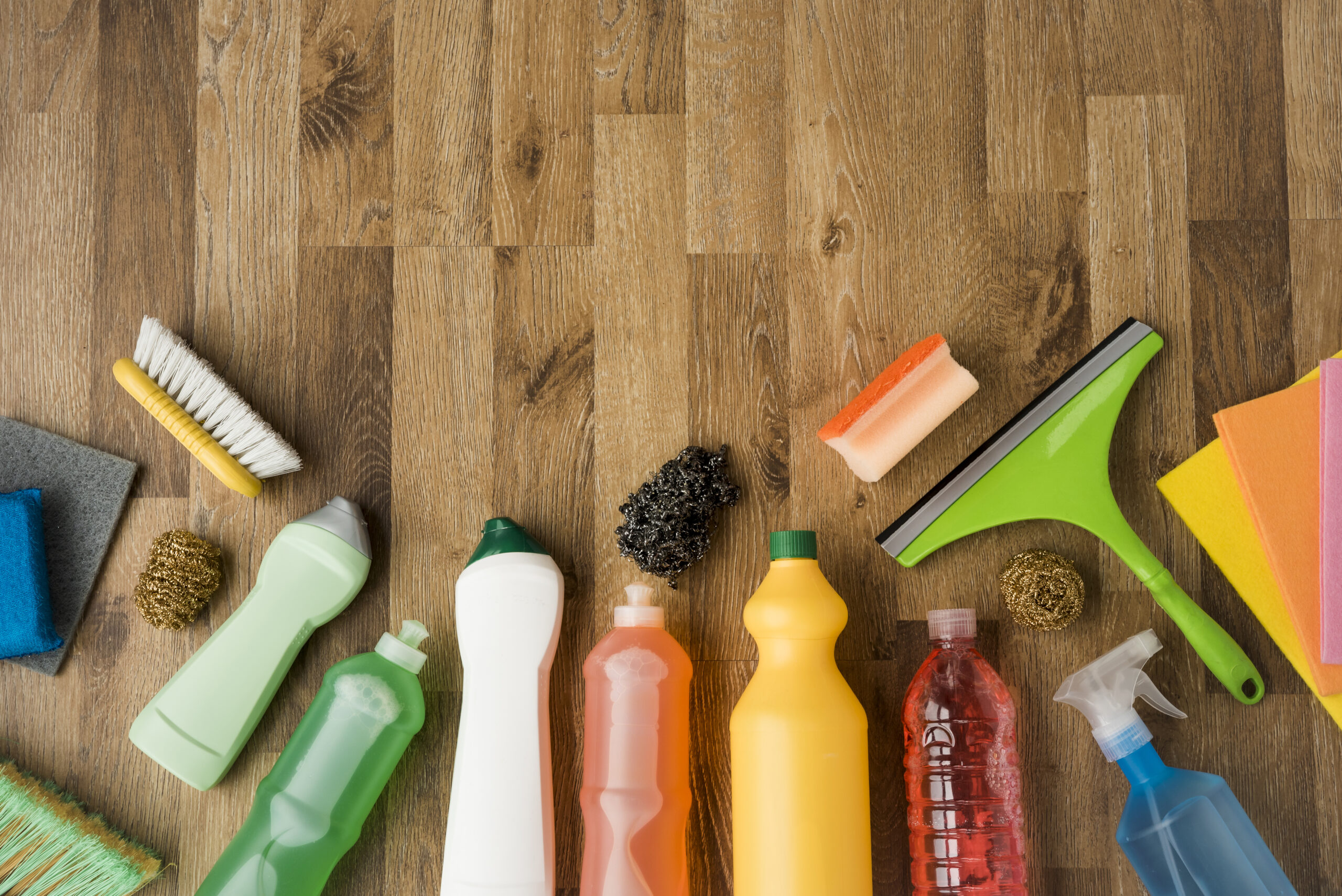 composicion-flat-lay-productos-limpieza-copyspace